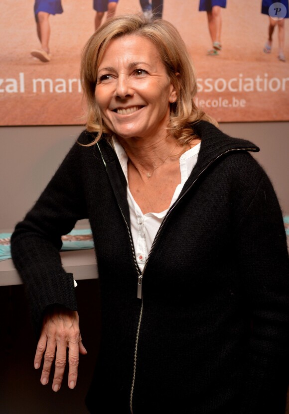Exclusif - La journaliste Claire Chazal est marraine de l'Association "Toutes a l'école" lors d'une opération à Bruxelles le 21 novembre 2013.