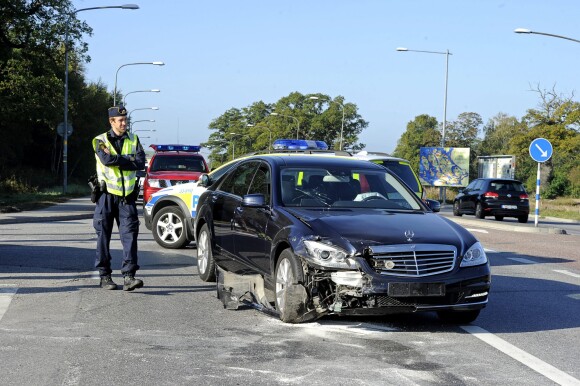 La voiture accidentée du roi Carl XVI Gustaf de Suède, le 17 septembre 2014 à Stockholm. Plus de peur que de mal.