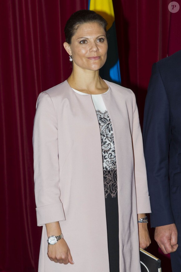 La princesse Victoria de Suède accueillie à la Maison des têtes noires à Riga, en Lettonie, lors de sa visite officielle le 17 septembre 2014 dans le cadre du mandat de la capitale lettonne comme Capitale européenne de la culture 2014