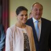 La princesse Victoria de Suède accueillie par le président Andris Brezins à la Maison des têtes noires à Riga, en Lettonie, lors de sa visite officielle le 17 septembre 2014 dans le cadre du mandat de la capitale lettonne comme Capitale européenne de la culture 2014