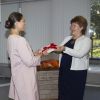 La princesse victoria de Suède reçoit un cadeau en visite officielle à Riga en Lettonie le 17 septembre 2014 dans le cadre du mandat de la ville comme Capitale européenne de la culture 2014