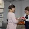 La princesse victoria de Suède reçoit un cadeau en visite officielle à Riga en Lettonie le 17 septembre 2014 dans le cadre du mandat de la ville comme Capitale européenne de la culture 2014