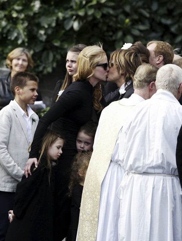 Les obsèques du père de Nicole Kidman, Antony, à North Shore près de Sydney en Australie, en l'église Saint-François-Xavier, le 19 septembre 2014. L'actrice embrasse son mari Keith Urban
