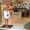 Rosie Huntington-Whiteley assiste au lancement de Coca-Cola Life au magasin éphémère Coca-Cola, dans le quartier de Mayfair. Londres, le 19 septembre 2014.