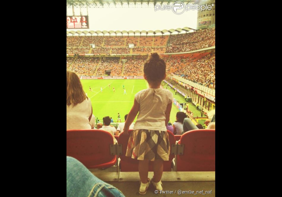Emilie Nef Naf assite à un match de football de son chéri. Leur fille est fan de son papa. Août 2014.