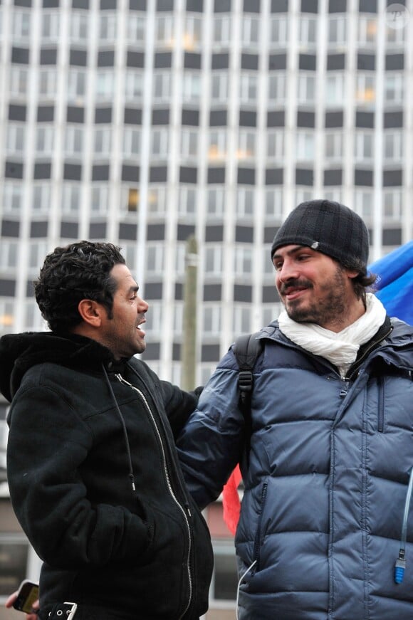 Jamel Debbouze et Maxime Musqua à Paris, près de la Gare Montparnasse, bouclent ensemble la Marche pour l'égalité initiée par Le Petit Journal, le mercredi 20 novembre 2013.