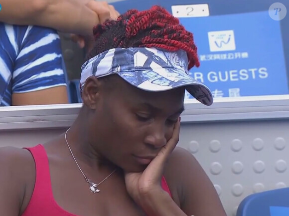 Venus Williams, inquiète devant sa soeur Serena, victime d'un malaise lors du tournoi de Wuhan, le 23 septembre 2014
