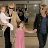 Nicole Kidman avec ses filles Sunday et Faith, et son mari Keith Urban, rentrant à Los Angeles le 23 septembre 2014. Ils étaient en Australie pour les obsèques du père de la comédienne, Antony Kidman