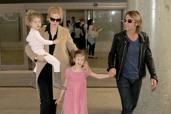 Nicole Kidman avec ses filles Sunday et Faith, et son mari Keith Urban, rentrant à Los Angeles le 23 septembre 2014. Ils étaient en Australie pour les obsèques du père de la comédienne, Antony Kidman