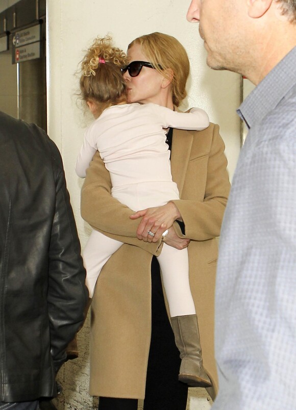 Nicole Kidman avec sa fille Faith dans les bras, rentrant à Los Angeles le 23 septembre 2014. Elles étaient en Australie en famille pour les obsèques du père de la comédienne, Antony Kidman