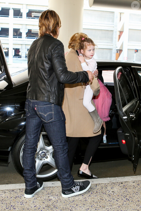 Keith Urban, rentrant à Los Angeles le 23 septembre 2014, avec sa femme Nicole Kidman et leurs filles Sunday et Faith (dans les bras de sa mère). Ils étaient en Australie pour les obsèques du père de la comédienne, Antony Kidman