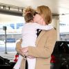 Nicole Kidman avec sa fille Faith dans les bras, rentrant à Los Angeles le 23 septembre 2014. Elles étaient en Australie en famille pour les obsèques du père de la comédienne, Antony Kidman