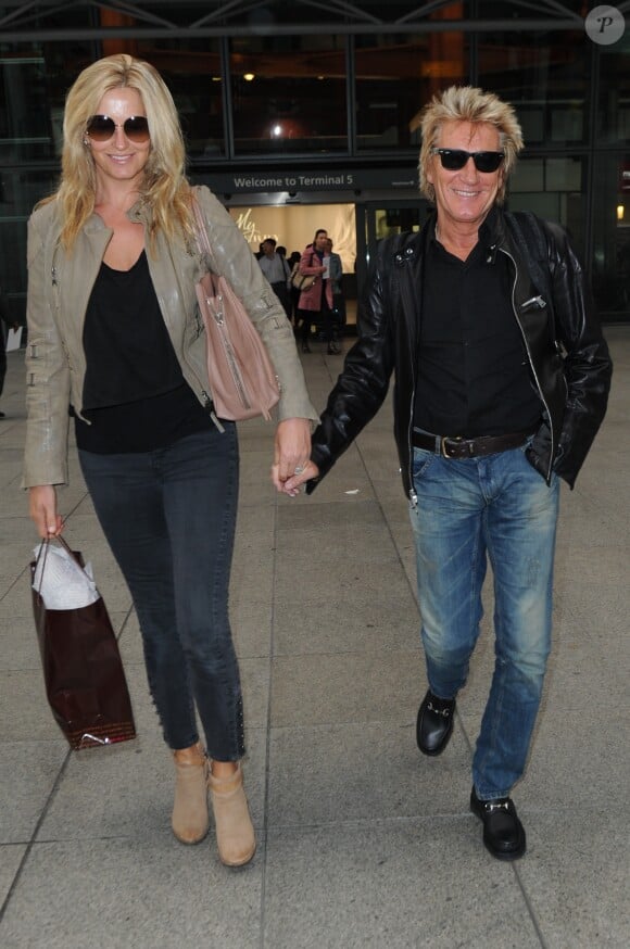 Rod Stewart et sa femme Penny Lancaster arrivent à l'aéroport Heathrow de Londres le 11 septembre 2014