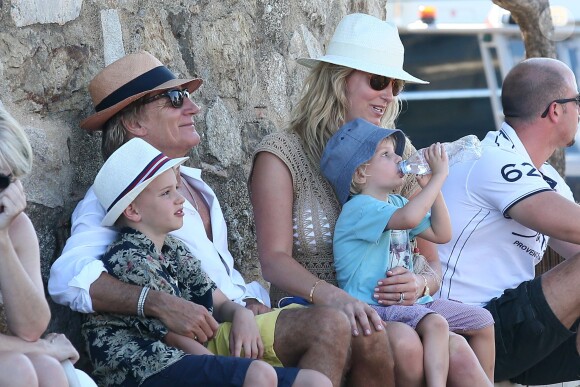 Exclusif - Rod Stewart, sa femme Penny Lancaster et leurs fils Alastair et Aiden en famille sur le port de Saint-Tropez, le 17 juillet 2014