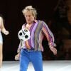 Rod Stewart envoie un ballon dédicacé dans le public lors d'un concert à la Rogers Arena de Vancouver, le 2 août 2014
