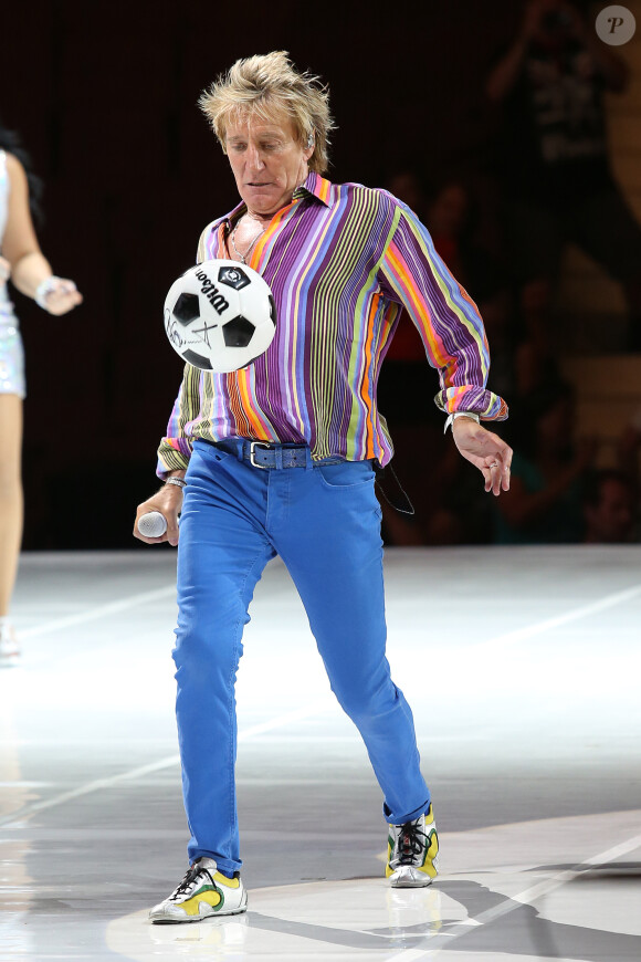 Rod Stewart envoie un ballon dédicacé dans le public lors d'un concert à la Rogers Arena de Vancouver, le 2 août 2014