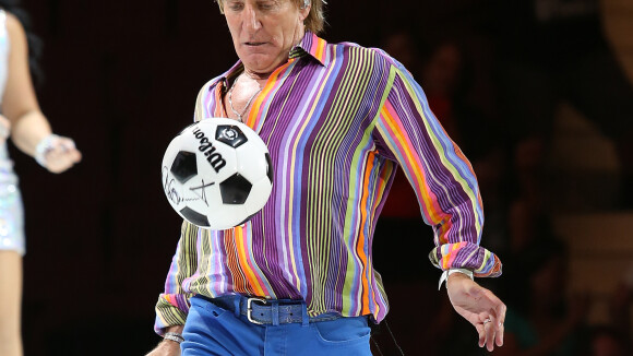 Rod Stewart, dangereux balle au pied : Un fan blessé porte plainte