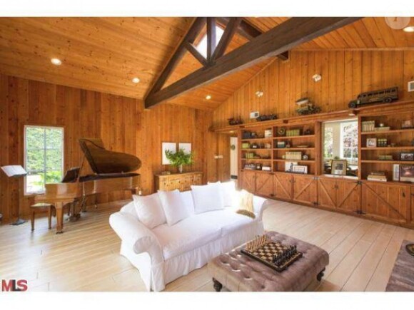 Intérieur bois, chaleureux... La nouvelle maison que Robert F. Kennedy Jr. et Cheryl Hines, jeunes mariés, ont achetée le 9 septembre 2014 pour près de 5 millions de dollars, située à Point Dume, à Malibu en Californie.
