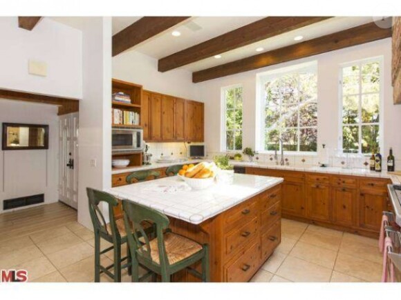 Un tour dans la cuisine... La nouvelle maison que Robert F. Kennedy Jr. et Cheryl Hines, jeunes mariés, ont achetée le 9 septembre 2014 pour près de 5 millions de dollars, située à Point Dume, à Malibu en Californie.