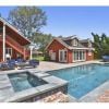 Ça, ce n'est que la piscine, le guest house et le pool house... La nouvelle maison que Robert F. Kennedy Jr. et Cheryl Hines, jeunes mariés, ont achetée le 9 septembre 2014 pour près de 5 millions de dollars, située à Point Dume, à Malibu en Californie.