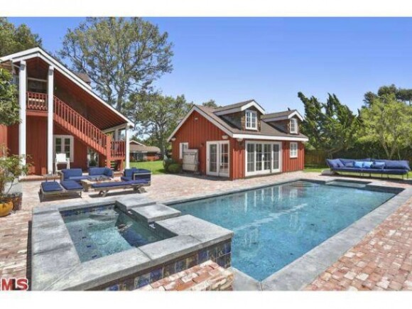 Ça, ce n'est que la piscine, le guest house et le pool house... La nouvelle maison que Robert F. Kennedy Jr. et Cheryl Hines, jeunes mariés, ont achetée le 9 septembre 2014 pour près de 5 millions de dollars, située à Point Dume, à Malibu en Californie.