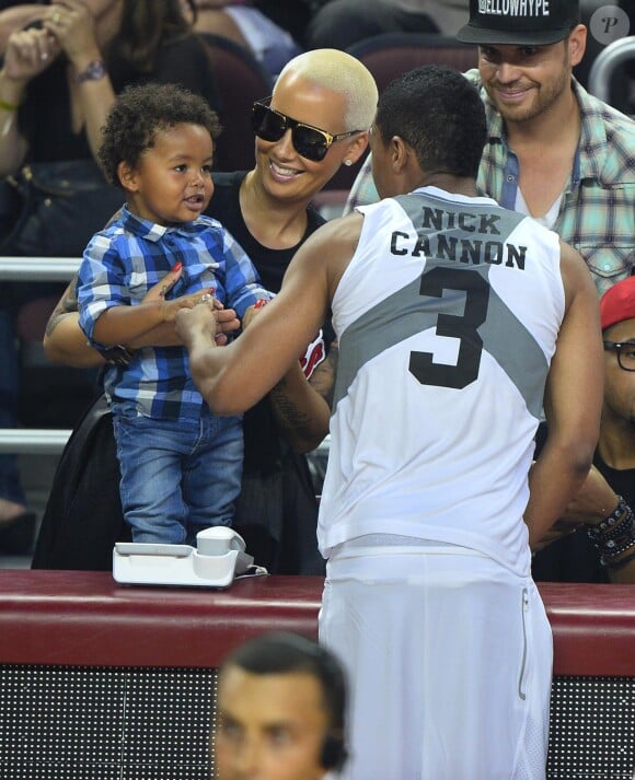 Amber Rose et son fils Sebastian, fruit de son mariage avec Wiz Khalifa, encouragent Nick Cannon le 21 septembre 2014 à Los Angeles lors d'un match de basket caritatif.