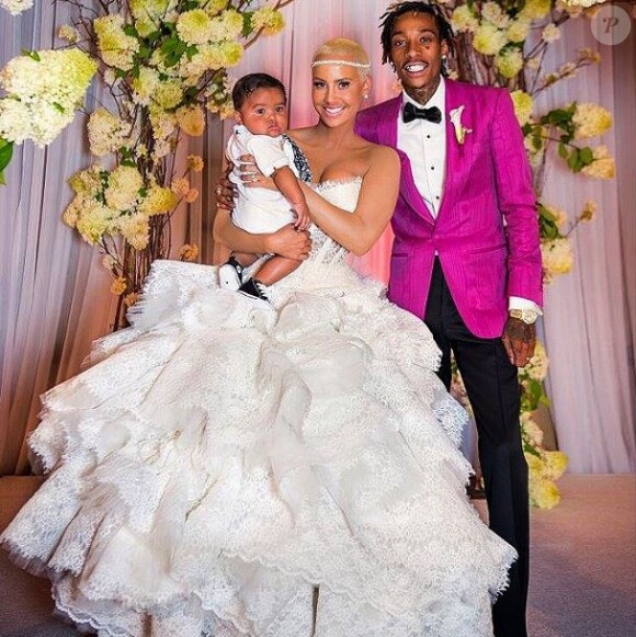 Amber Rose et Wiz Khalifa, photo de leur mariage à l'été 2013, avec leur fils Sebastian, publiée par le mannequin sur Instagram en août 2014