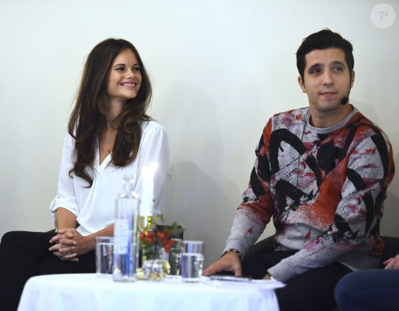 Sofia Hellqvist, fiancée du prince Carl Philip de Suède, en conférence de presse avec Shai Dahan à Stockholm le 25 septembre 2014 pour l'inauguration de l'exposition Recollection en faveur de son association Project Playground.