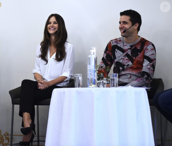 Sofia Hellqvist, fiancée du prince Carl Philip de Suède, en conférence de presse avec Shai Dahan à Stockholm le 25 septembre 2014 pour l'inauguration de l'exposition Recollection en faveur de son association Project Playground.