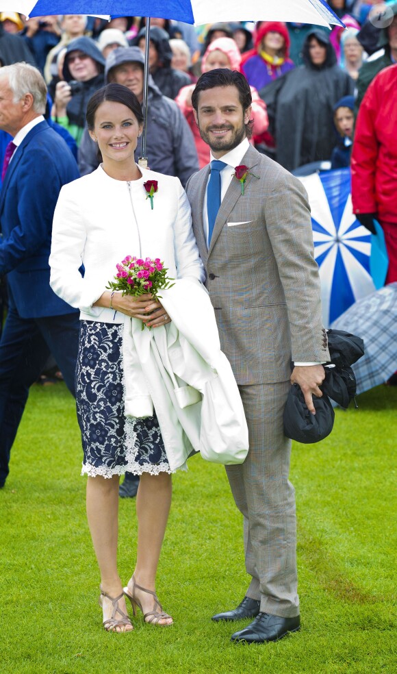 Sofia Hellqvist et le prince Carl Philip de Suède aux 37 ans de la princesse Victoria, sur l'île d'Oland, le 14 juillet 2014