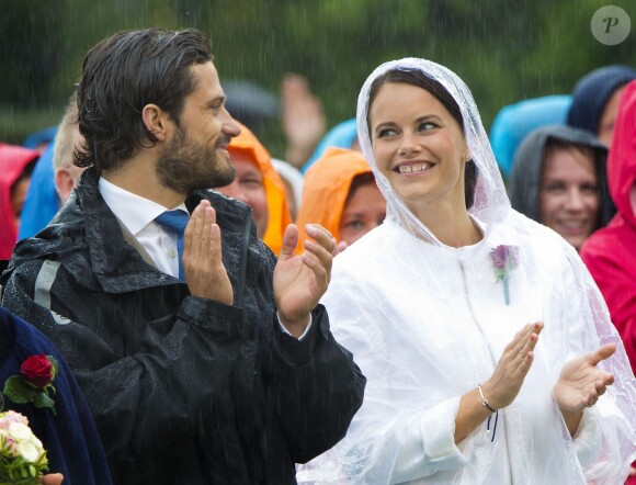 Sofia Hellqvist et le prince Carl Philip de Suède aux 37 ans de la princesse Victoria, sur l'île d'Oland, le 14 juillet 2014
