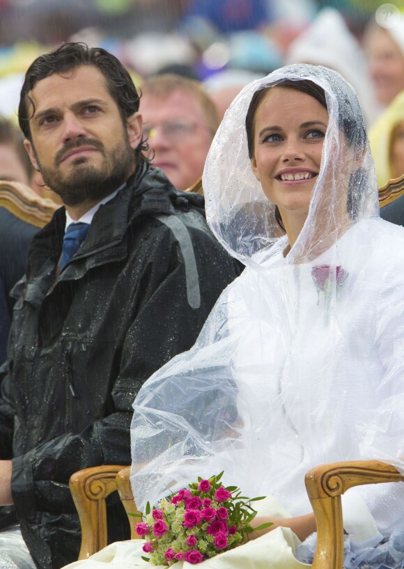 Sofia Hellqvist et le prince Carl Philip de Suède aux 37 ans de la princesse Victoria, sur l'île d'Oland, le 14 juillet 2014