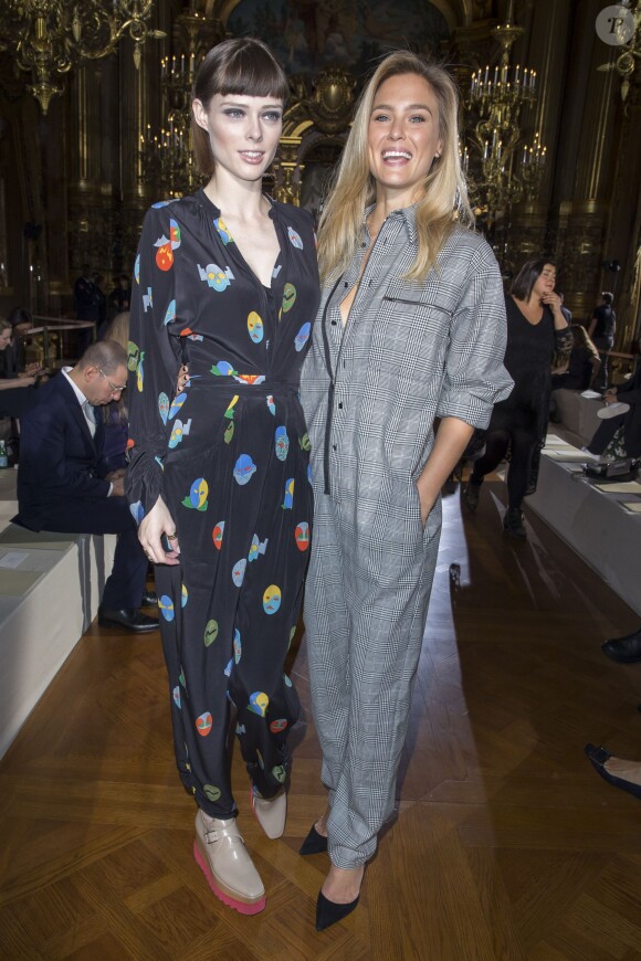 Coco Rocha et Bar Refaeli au défilé de mode "Stella McCartney", collection prêt-à-porter printemps-été 2015, à l'Opéra Garnier à Paris. Le 29 septembre 2014 