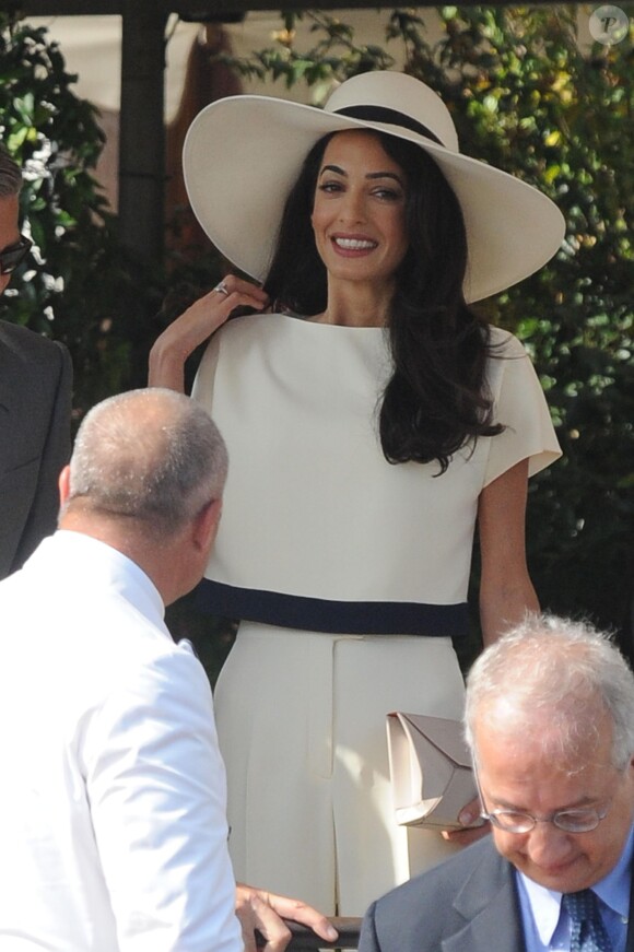 George Clooney et sa femme Amal Alamuddin quittant l'hôtel Cipriani pour se rendre au palais de Ca Farsetti à Venise, le 29 septembre 2014 pour leur mariage civil à la mairie de Venise qui va officialiser la cérémonie de samedi soir.