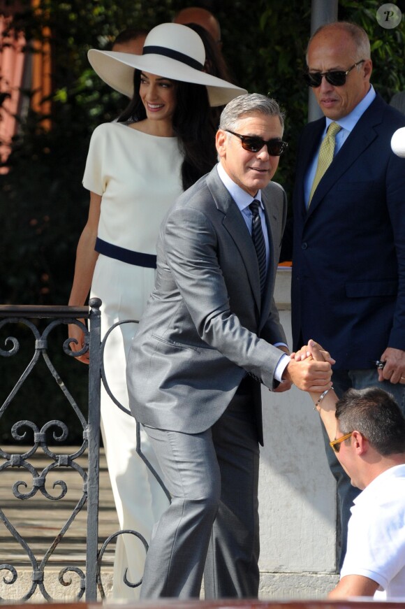 George Clooney et sa femme Amal Alamuddin quittant l'hôtel Cipriani pour se rendre au palais de Ca Farsetti à Venise, le 29 septembre 2014 pour leur mariage civil à la mairie de Venise qui va officialiser la cérémonie de samedi soir.