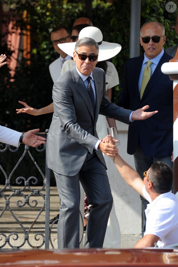 George Clooney et sa femme Amal Alamuddin quittant l'hôtel Cipriani pour se rendre au palais de Ca Farsetti à Venise, le 29 septembre 2014 pour leur mariage civil à la mairie de Venise qui va officialiser la cérémonie de samedi soir.