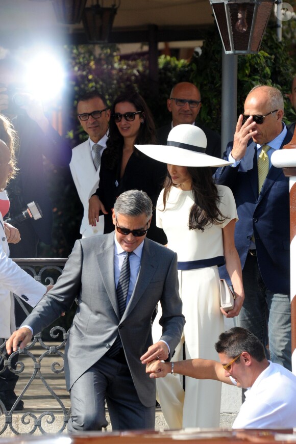 George Clooney et sa femme Amal Alamuddin quittant l'hôtel Cipriani pour se rendre au palais de Ca Farsetti à Venise, le 29 septembre 2014 pour leur mariage civil à la mairie de Venise qui va officialiser la cérémonie de samedi soir.