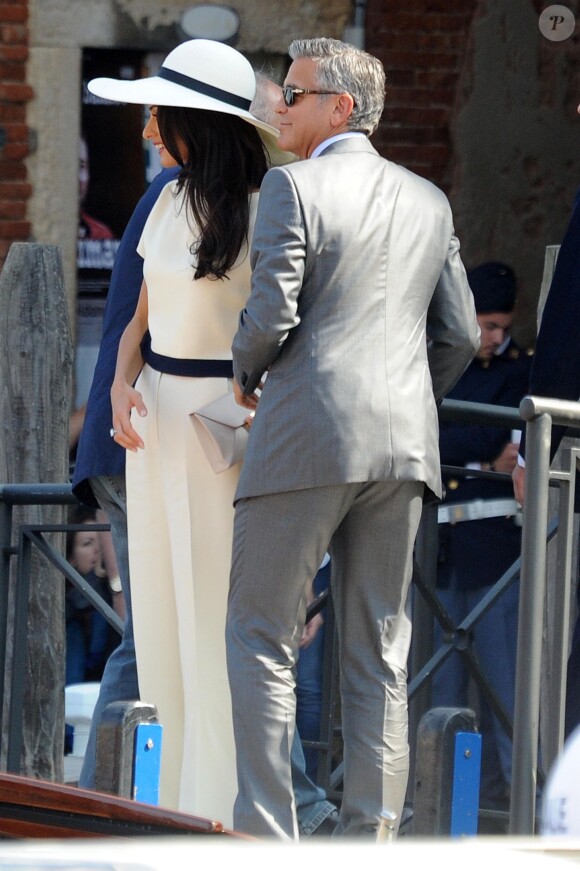 George Clooney et sa femme Amal Alamuddin quittant l'hôtel Cipriani pour se rendre au palais de Ca Farsetti à Venise, le 29 septembre 2014 pour leur mariage civil à la mairie de Venise qui va officialiser la cérémonie de samedi soir.
