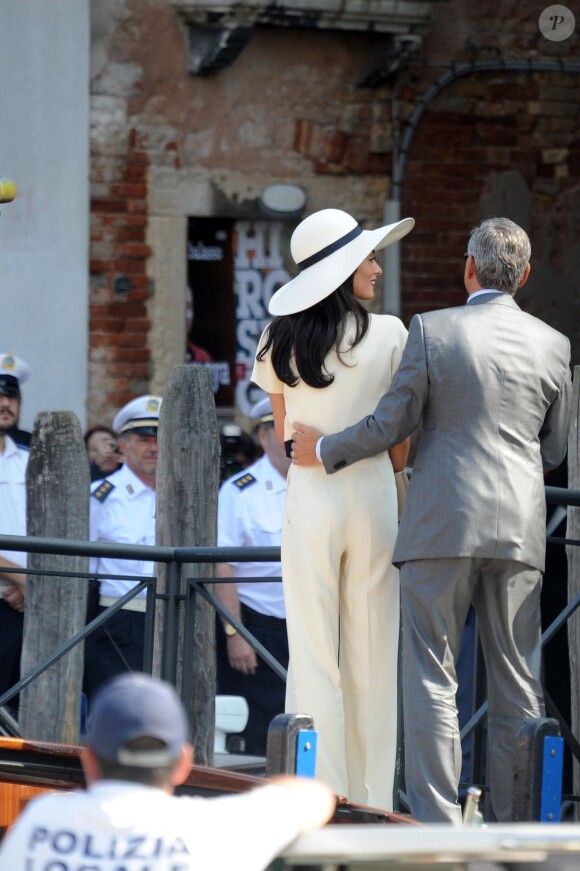 George Clooney et sa femme Amal Alamuddin quittant l'hôtel Cipriani pour se rendre au palais de Ca Farsetti à Venise, le 29 septembre 2014 pour leur mariage civil à la mairie de Venise qui va officialiser la cérémonie de samedi soir.