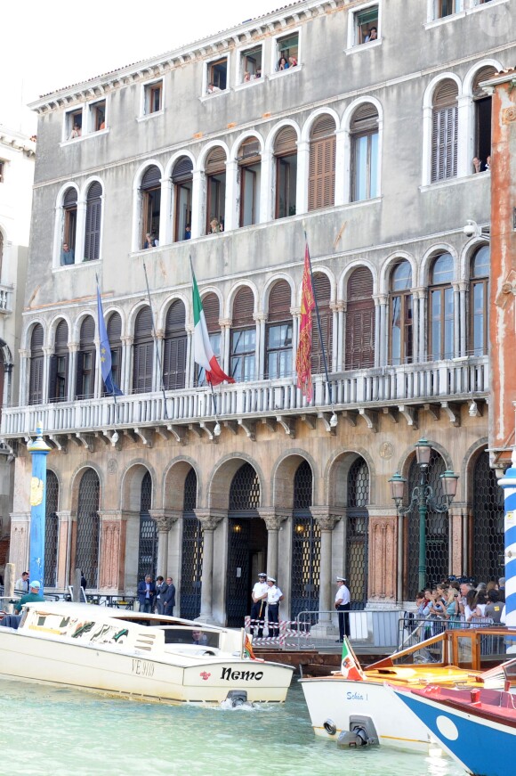 George Clooney et sa femme Amal Alamuddin quittant l'hôtel Cipriani pour se rendre au palais de Ca Farsetti à Venise, le 29 septembre 2014 pour leur mariage civil à la mairie de Venise qui va officialiser la cérémonie de samedi soir.