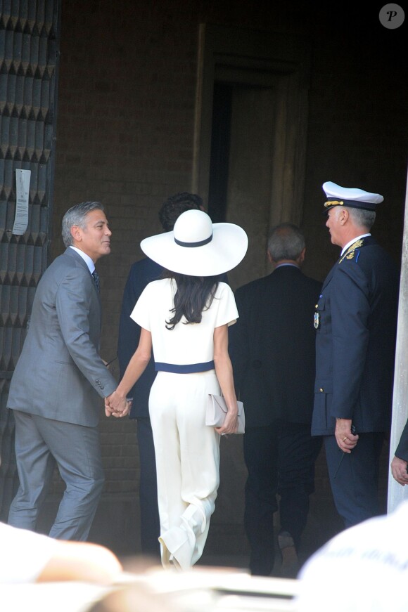George Clooney et sa femme Amal Alamuddin quittant l'hôtel Cipriani pour se rendre au palais de Ca Farsetti à Venise, le 29 septembre 2014 pour leur mariage civil à la mairie de Venise qui va officialiser la cérémonie de samedi soir.