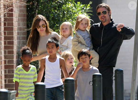 Brad Pitt, Angelina Jolie et leurs six enfants à la Nouvelle-Orléans, le 20 mars 2011.