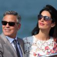  George Clooney et Amal Alamuddin apparaissent pour la première fois après leur mariage, le 28 septembre 2014, quittant l'Aman Grande Canal Venice après leur nuit de noces pour rallier le Cipriani pour un brunch avec leurs proches. 