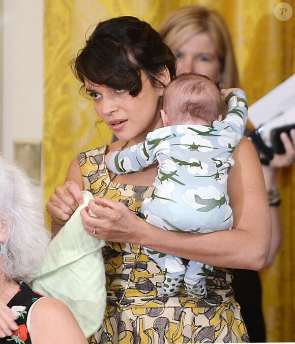 Norah Jones avec son fils de 3 mois lors d'un concert à la Maison-Blanche, le 12 mai 2014. 