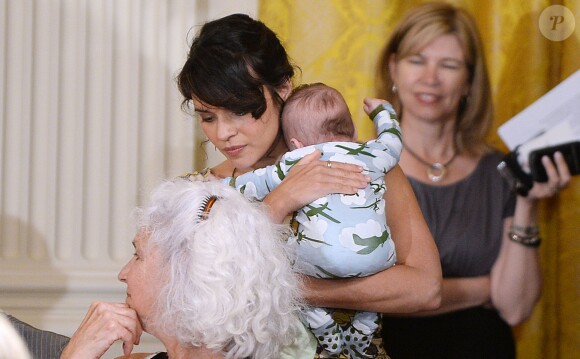 Norah Jones avec son fils de 3 mois lors d'un concert à la Maison-Blanche, le 12 mai 2014.