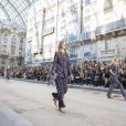 Défilé "Chanel" collection prêt-à-porter printemps-été 2015 lors de la fashion week au Grand Palais à Paris le 30 septembre 2014. Le défilé Chanel était placé sous le signe de la manifestation. Le mot d'ordre ? "Faites la mode, pas la guerre".