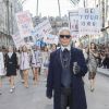 Défilé "Chanel" collection prêt-à-porter printemps-été 2015 lors de la fashion week au Grand Palais à Paris le 30 septembre 2014. Le défilé Chanel était placé sous le signe de la manifestation. Le mot d'ordre ? "Faites la mode, pas la guerre".