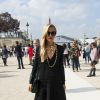 Rachel Zoe arrive à l'Espace Éphémère du jardin des Tuileries pour assister au défilé prêt-à-porter Valentino. Paris, le 30 septembre 2014.