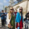 Paris et Nicky Hilton arrivent à l'Espace Éphémère du jardin des Tuileries pour assister au défilé prêt-à-porter Valentino. Paris, le 30 septembre 2014.
