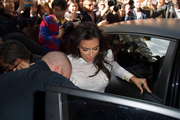 Kim Kardashian, attaquée par Vitalii Sediuk à l'entrée du Grand Hôtel. Paris, le 25 septembre 2014.